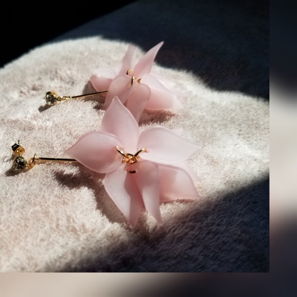 🐾PRICE DROP🐾Pink Flower Petals Drop earrings - Picture 3 of 4
